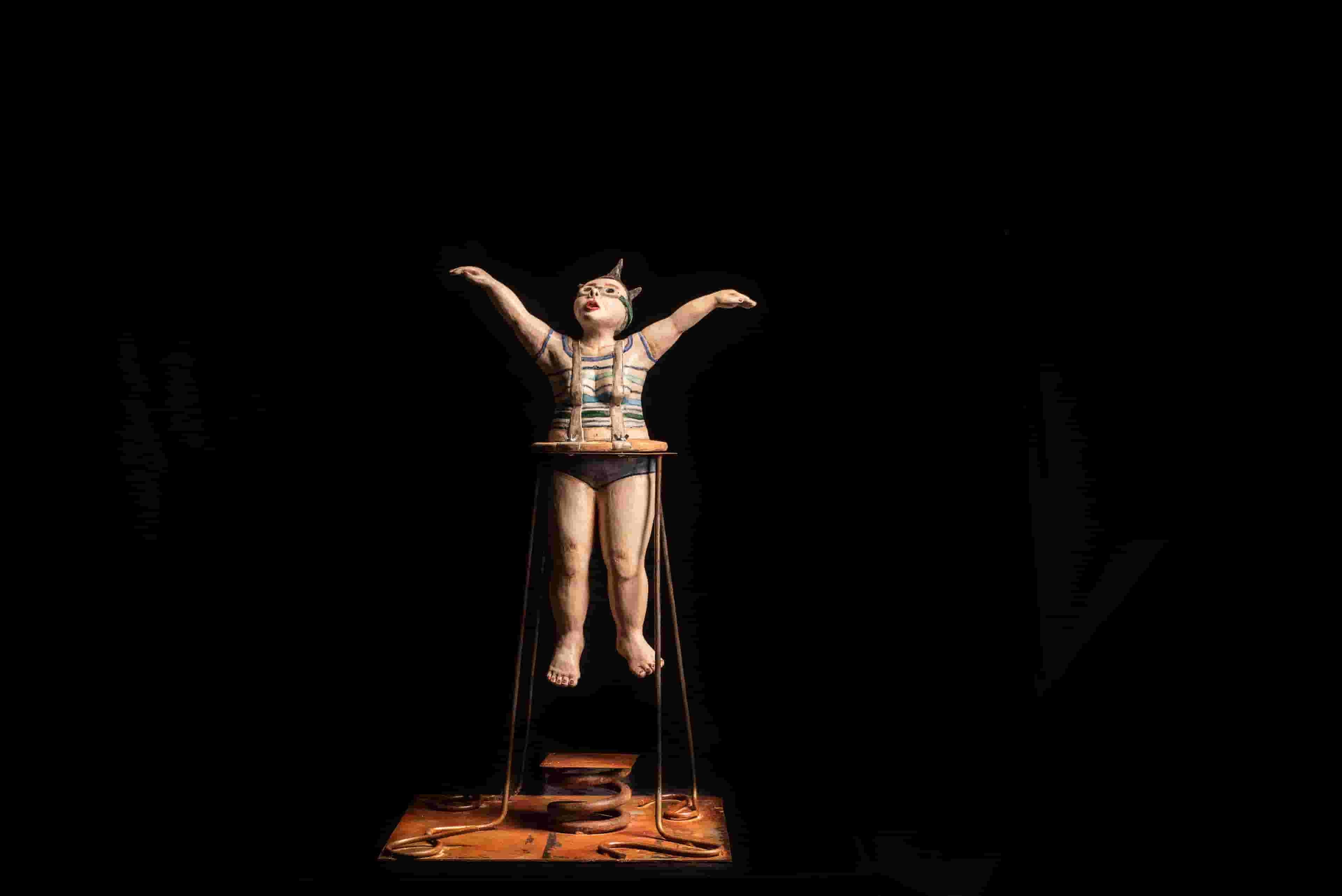 Vista frontal de la escultura
