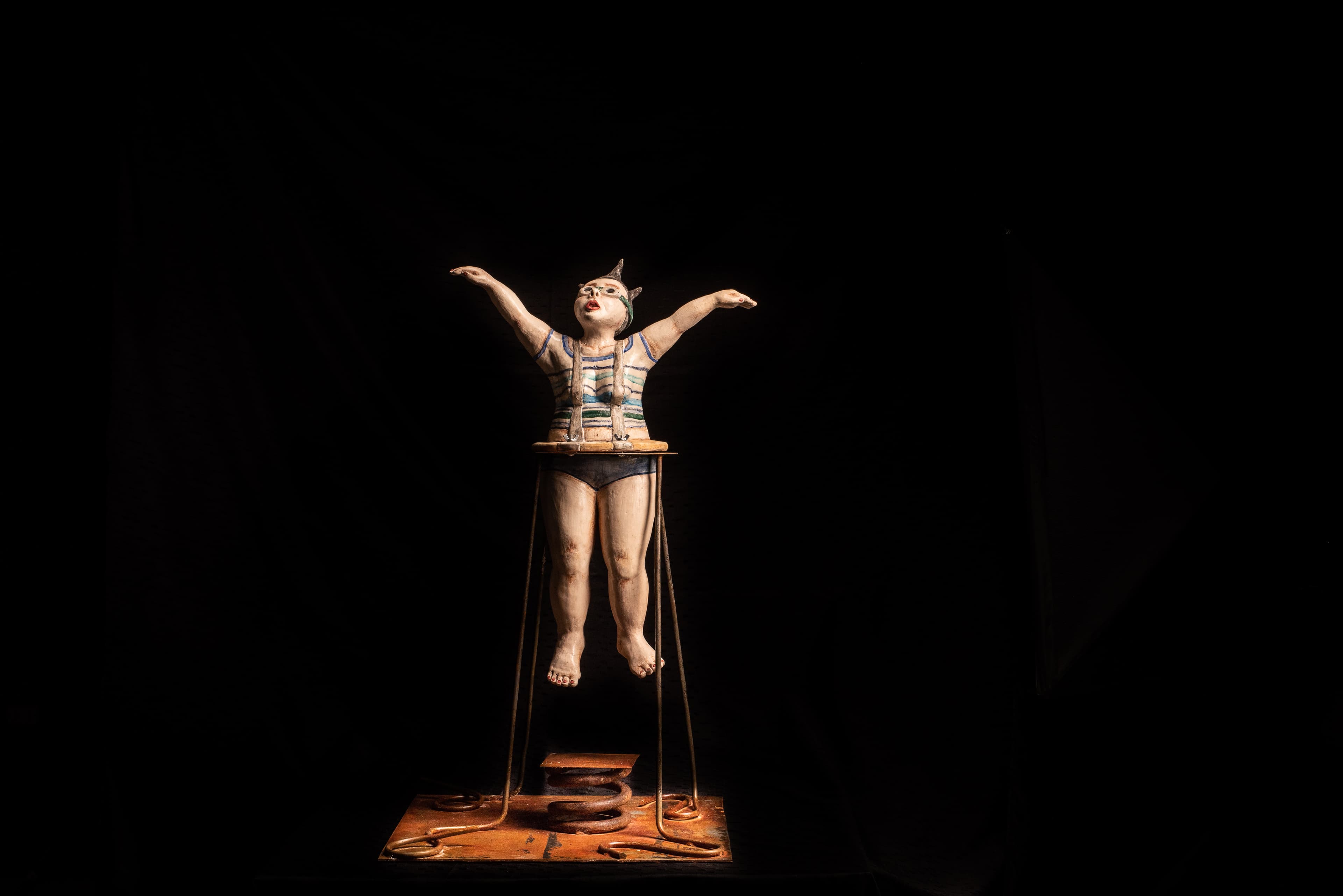 Vista frontal de la escultura